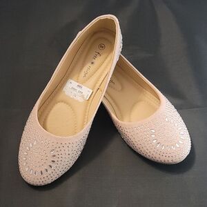 BRAND NEW FREE REGIN STUDDED JEWEL SLIP-ON WOMEN"S FLAT
